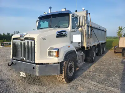2017 westernstar 4700 tri axle dump. 639xxxkm... comes safety/certified. Tires almost all brand new...