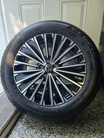 Quatre mags d'origine Volkswagen Tiguan sur pneus d'été Bridgestone utilisé deux mois seulement 7.5j...