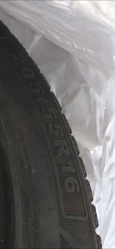 5 pneus d'hiver Utilisé 1 hiver seulement, j'ai changé de voiture. Je demande 400 pour les 5, soit 8...