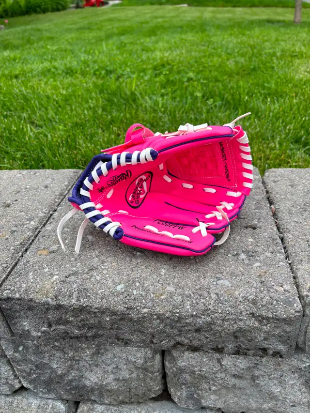 Kid Baseball Glove in Baseball & Softball in Ottawa - Image 2