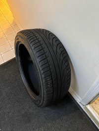 Single tire Michelin 245/45R19