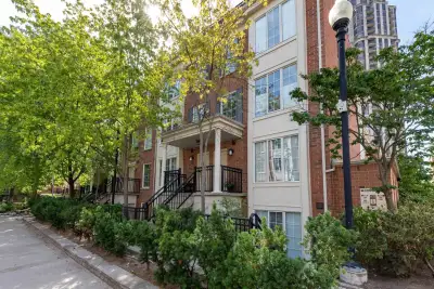 This 2-story townhouse is located near Yonge & Avondale in a coveted, safe and quiet neighborhood. F...