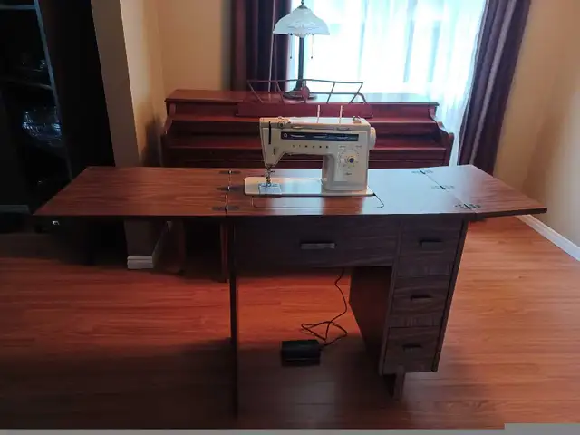 Singer Stylist 514 Sewing Machine in Hobbies & Crafts in London - Image 3