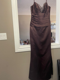 BEAUTIFUL NEW LADIES SIZE 10 GOWN 