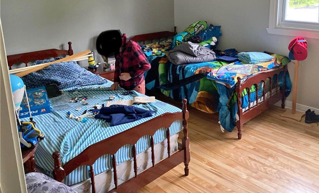 Ensemble chambre deux lits simples identiques en bois solide dans Lits et matelas  à Saint-Jean-sur-Richelieu