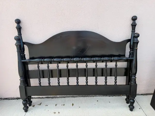Antique Double Bed in Beds & Mattresses in City of Toronto - Image 3