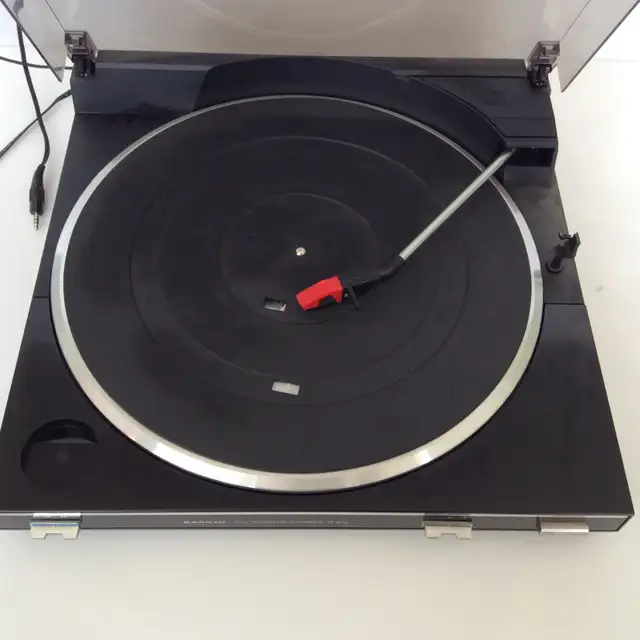 SANYO Auto Return Belt Drive Turntable TP W10 Not Tested. in General Electronics in Mississauga / Peel Region - Image 6