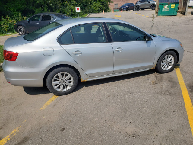 2011 Volkswagen Silver Trendline Jetta S in Cars & Trucks in Guelph - Image 4