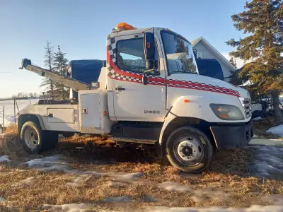2007 Heavy duty tow truck with 5.9L Cummins engine only 380000km with a dolly . Automatic, diesel ,...