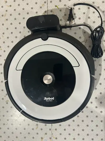 Robot aspirateur iRobot Roomba 695 avec base de chargement, câble d'alimentation et 2 barrières virt...