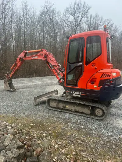 Full cab, 2 speed, auxiliary hydraulics, 62 inch backfill blade, 28 hp Kabota diesel, 12 inch rubber...