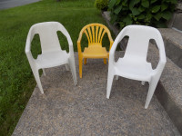 3 chaises de jardin pour enfants.