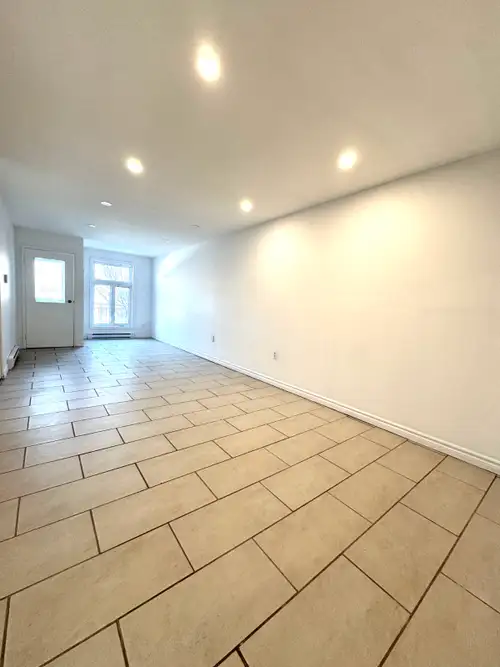 Large 7-piece apartment steps away from Mont Royal on Park Avenue. 3 bedrooms. 2 full bathrooms (one...