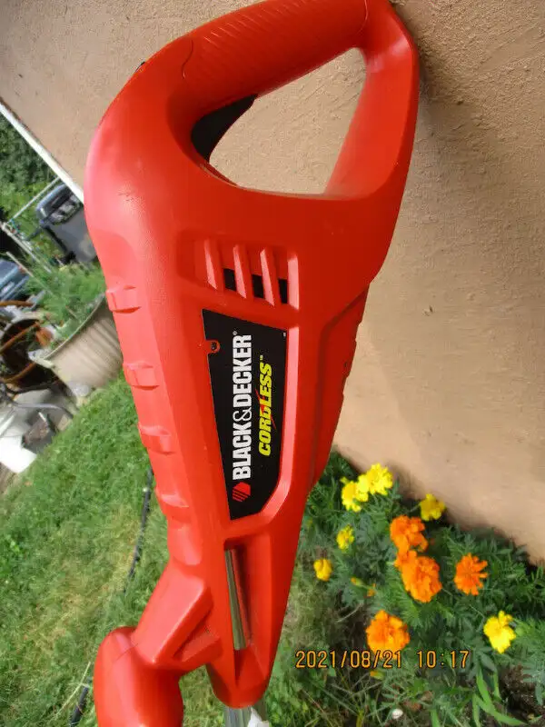 Black & Decker Cordless Grass Trimmer for Parts in Lawnmowers & Leaf Blowers in Kingston - Image 4
