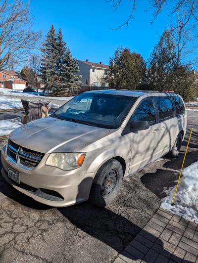 2013 Dodge Grand Caravan SE with DVD package and back up camera