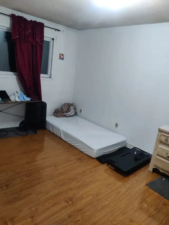Spacious Bedroom for Rent – Prime Brampton Location! in Room Rentals & Roommates in Mississauga / Peel Region - Image 4