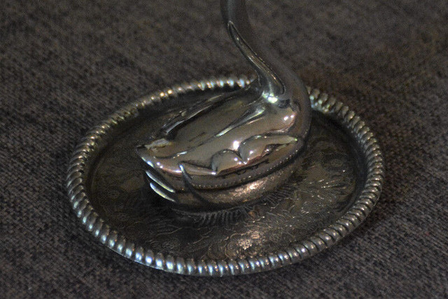 Vintage Ring Holder - Silver Plated made in Hong Kong dans Art et objets de collection  à Ville de Montréal - Image 4
