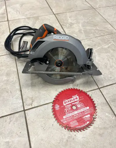 RIDGID 15 Amp Corded 7-1/4-inch Circular Saw. Comes with one extra saw blade. Perfect working condit...