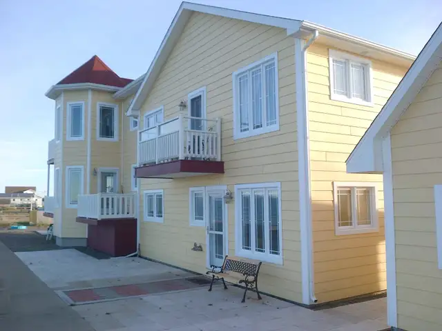 Étudiant-Student ( The view,the sea breeze,the sounds of waves) in New Brunswick in Canada - Image 2