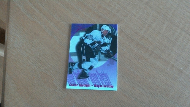 Carte Hockey Spécial Wayne Gretzky Flair Center Spotlight  4360 dans Art et objets de collection  à Laval/Rive Nord