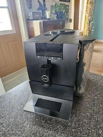 Valeur de 1500$ MarqueJura Capacité37 Onces liquides CouleurNoir Dimensions du produit44,5P x 27,1La...