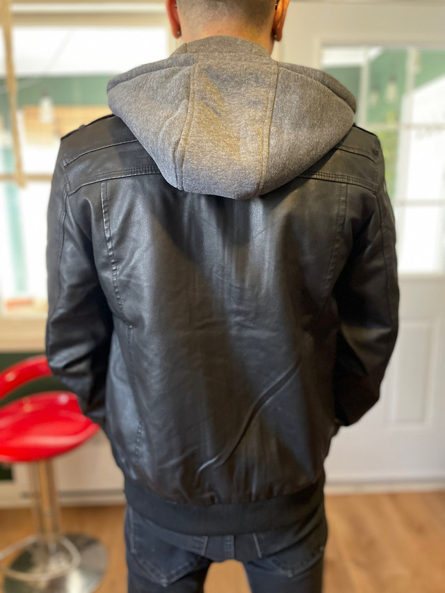 Manteau de faux cuir homme dans Hommes  à Longueuil/Rive Sud - Image 2