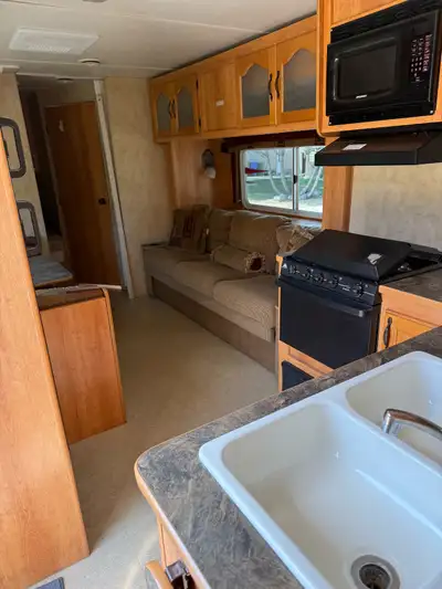 2008 Extreme Sportsmaster, 26’ trailer with slide out. - Sleeps 9 (Queen bed, Couch (jackknife bed),...