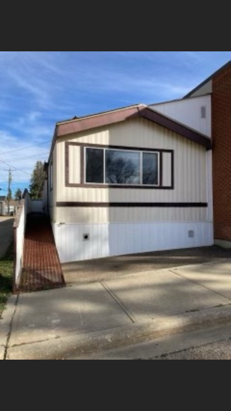 72  FT,    MOBILE HOME,    WITH  WHEELCHAIR RAMP in Houses for Sale in Red Deer - Image 2