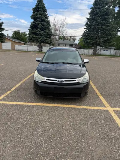 Selling ford focus 2.0 runs drives very good Cheaps on gas Rebuilt status that’s why cheap Only seri...