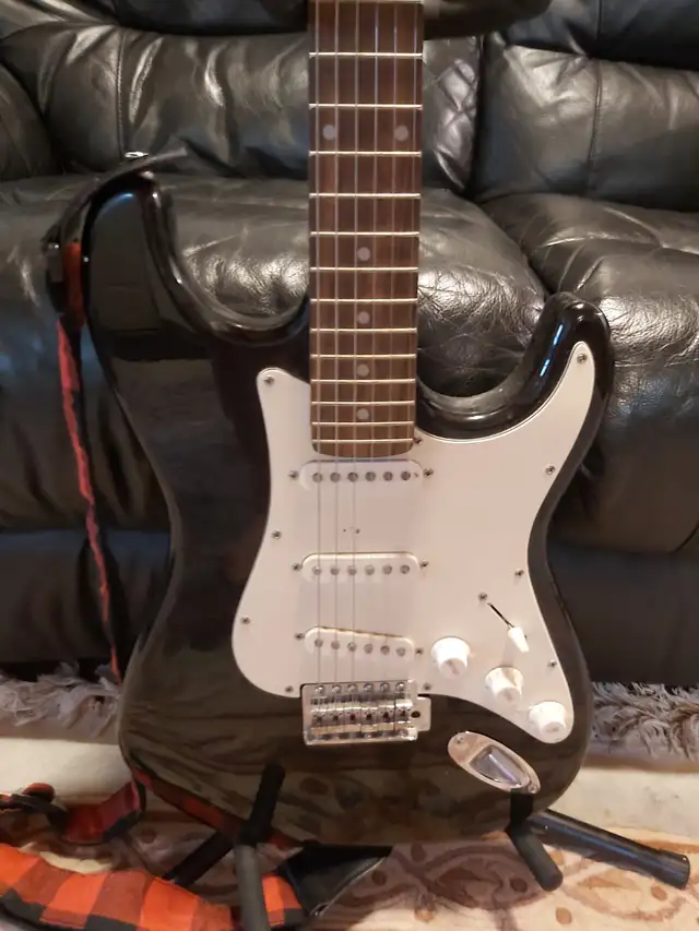 Nova 6-String Electric Guitar w/ Black New Carring Bag + Stand in Guitars in Peterborough - Image 6