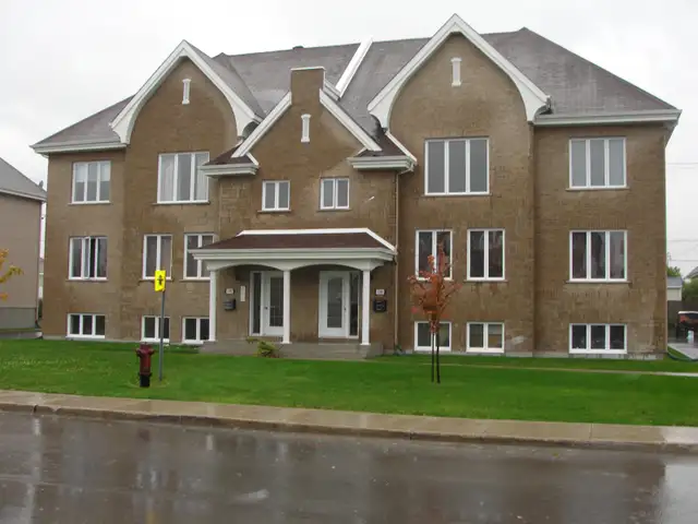 Grand 4 ½  style condo fraichement peinturé Repentigny