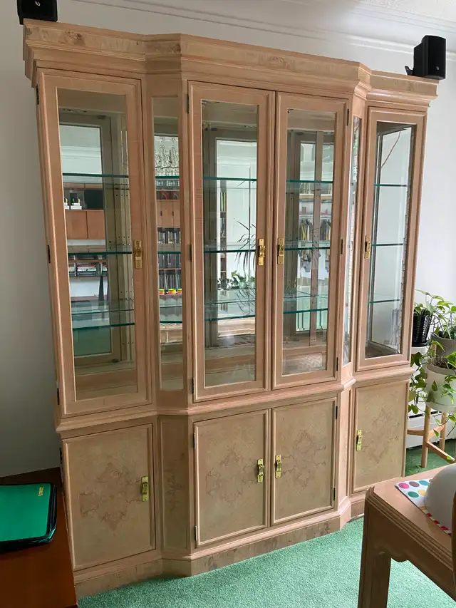 Drexel - Ash Burl display cabinet / credenza in Hutches & Display Cabinets in Winnipeg - Image 3