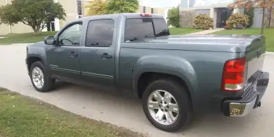 2008 GMC Sierra SLE 5.3L Crew cab 4x2 -Line-x spray in liner -GMC front seat covers -Trailor hitch -...