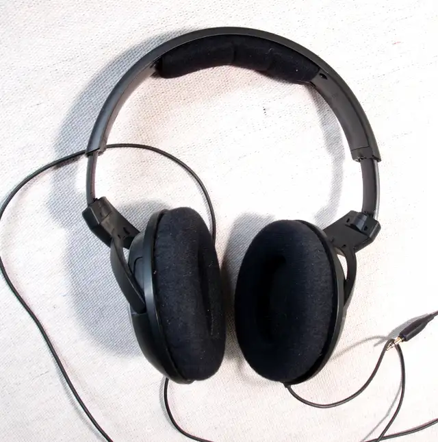 Sennheiser HD 439 Around-ear Stereo Headphone Hd439 in Headphones in Markham / York Region - Image 5