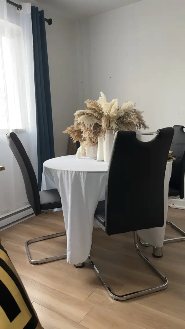 4 seats dining table / salle à manger 4 places in Dining Tables & Sets in Laval / North Shore - Image 4