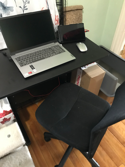 Petite table de travail et chaise à roulettes, View more