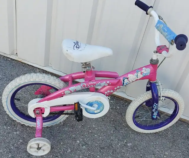 2 LITTLE GIRLS BIKES WITH TRAINING WHEELS in Kids in London - Image 3