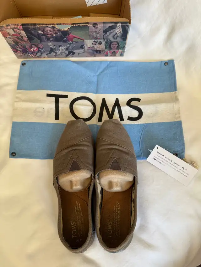 Women's Original Classic TOMS Canvas Shoes, Size 7, Ash in Women's - Shoes in Markham / York Region - Image 8