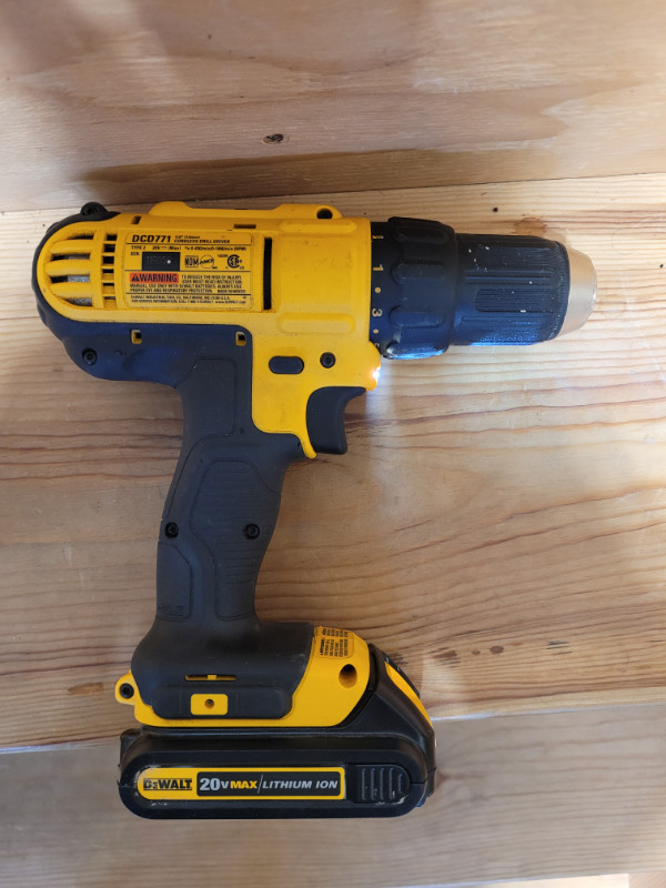Dewalt 20V 1/2-Inch Brushless Drill Driver With Battery in Power Tools in Hamilton