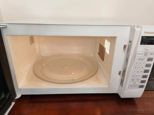 Panasonic Microwave Inverter 1250W like new, super clean in Microwaves & Cookers in Calgary - Image 4