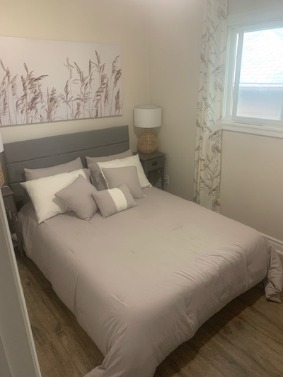 Room for rent to a FEMALE student from college or University in a quiet and safe home. Available Now...