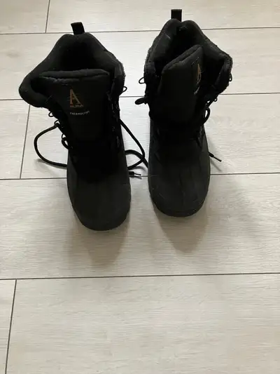 Men’s Size 9 winter boots, heavy duty, barely worn, excellent condition, bought at The Bay. $50. Cal...