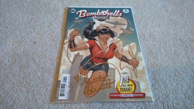 Bombshells United #1 - Signed by writer Marguerite Bennett dans Bandes dessinées  à Ville de Toronto - Image 3