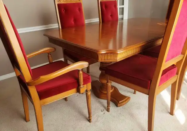 Beautiful hardwood dining table and 6 chairs set in Dining Tables & Sets in Markham / York Region - Image 5