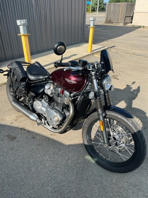 Triumph 1200 Bobber! in Street, Cruisers & Choppers in Winnipeg