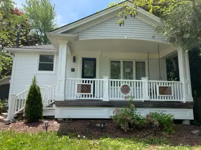 3 Bedroom unit with parking in downtown Elora house.