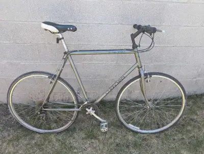 Large 22 inch frame perfect for people over 6'0 Metal pedals 28" tires