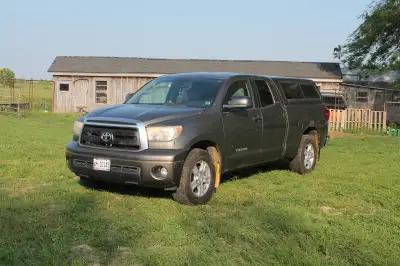 Toyota Tundra SR5 Max Comes With Matching Cap Great Running Condition Runs Great 357900km Front Side...