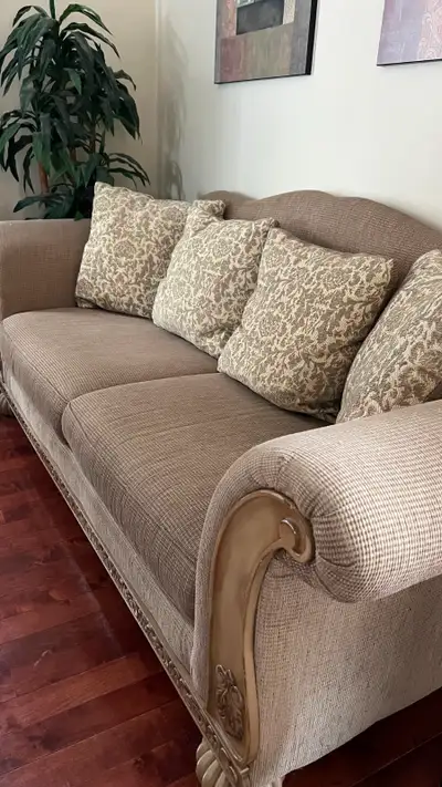 Beautiful elegant Victorian style sofa in great condition Excellent quality. Cost thousands brand ne...