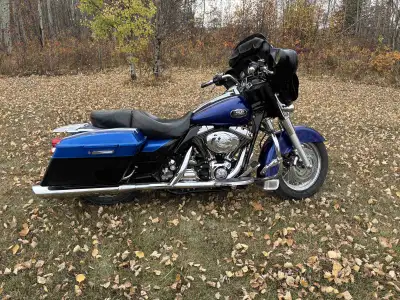 Cruising in style with this used Harley Davidson, 2006 street glide only apx 50000klm 88ci c/w two s...